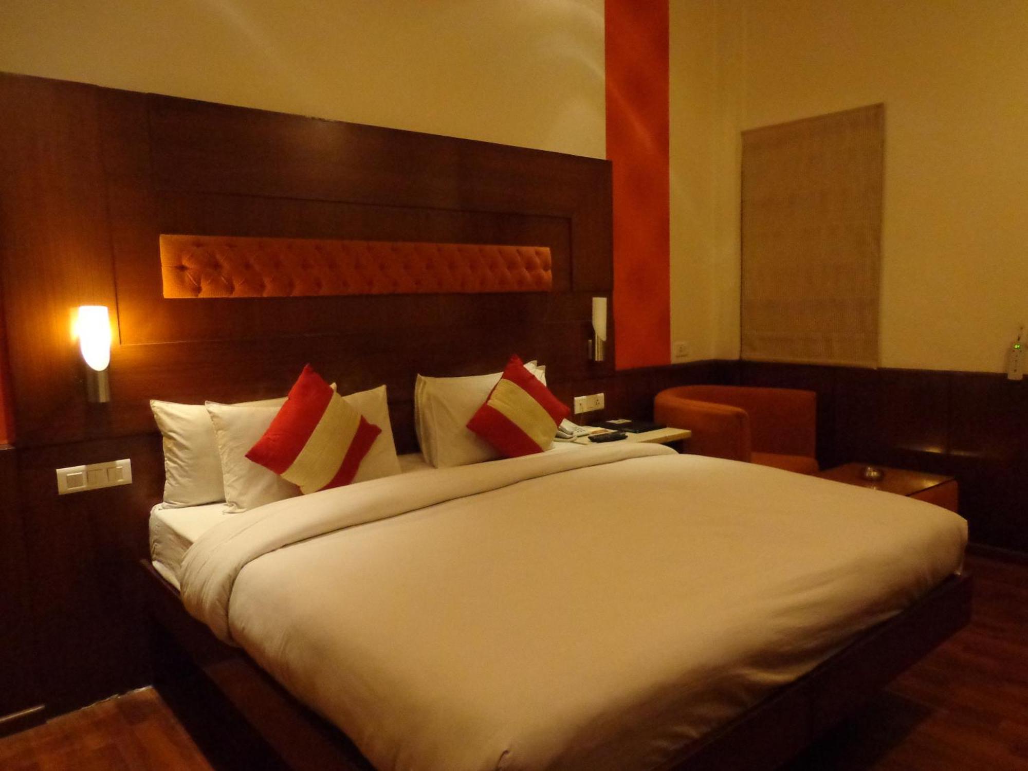 Hotel Aura - New Delhi Railway Station Exterior foto